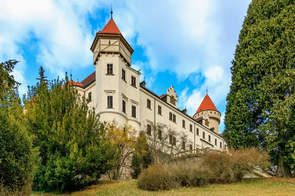 Kırmızı çatıları ve mavi gökyüzünün altında yemyeşil yeşilliklerle çevrili tarihi ortaçağ kalesi..