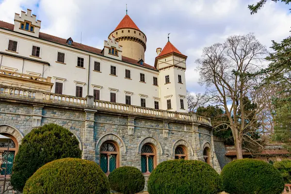 Taş mimarisi ve kırmızı taretleri olan tarihi Avrupa kalesi.