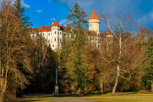 Sonbahar ormanlarıyla çevrili kırmızı taretleri olan görkemli ortaçağ kalesi..