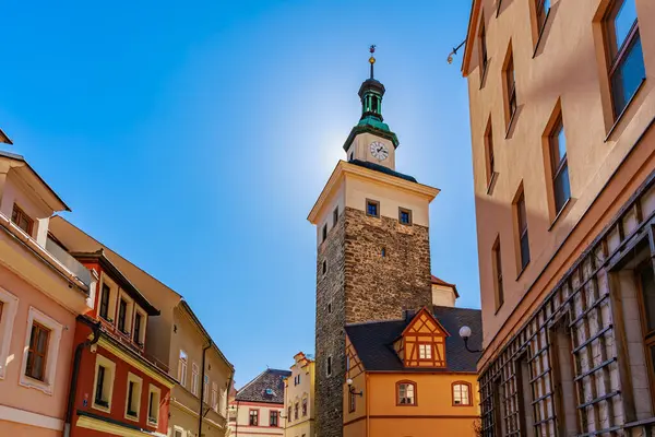Açık mavi gökyüzünün altında saat kulesi olan tarihi kasaba meydanı.