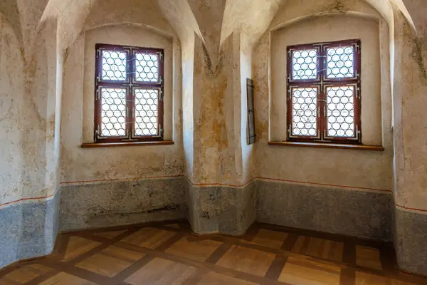 Tarihsel mimari: kırsal taştan iç kısımda klasik pencereler ve kemerli tavanlar.