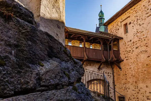 Ortaçağ taş kalesi ahşap geçidi ve açık mavi gökyüzüne karşı kulesi var..