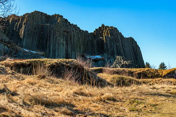 Güneşli manzarada göz kamaştırıcı bazalt kaya oluşumu.
