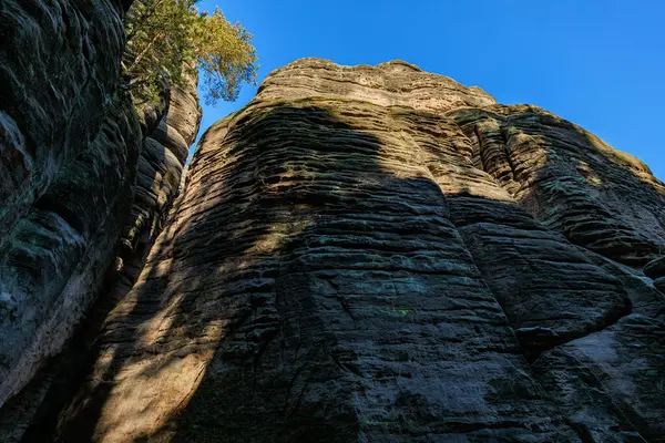 Mavi gökyüzünün altında görkemli kum taşı oluşumu.