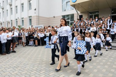 Okul etkinliğinde çocuklara çeşitli öğrencilerle geleneksel kıyafetler giydiriyor. 2 Eylül 2024 Balti Moldova.