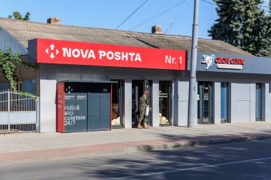 Şehir merkezindeki Nova poshta kurye servisi, modern vitrinli. 9 Eylül 2024 Balti Moldova.