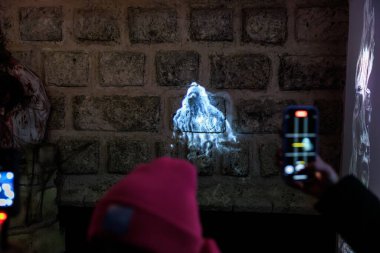 Drakula Şatosu 'nda üzerinde mavi bir nesne olan bir duvarın fotoğrafını çekiyor. 16 Aralık 2024 Bran Romanya.