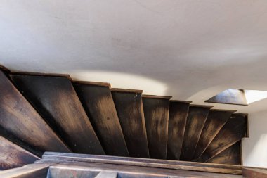 Tahta merdivenli merdiven, Drakula kalesi. 16 Aralık 2024 Bran Romanya.