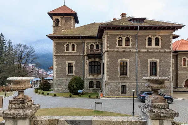 Kırmızı çatılı büyük bir bina, Cantacuzino Kalesi. 15 Aralık 2024 Busteni Romanya.