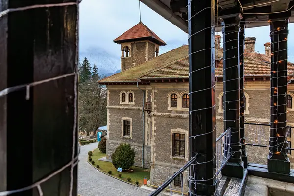 Çatısı ve balkonu olan bir bina, Cantacuzino Kalesi. 15 Aralık 2024 Busteni Romanya.