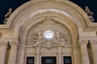 Saat ve heykellerle dekore edilmiş mimari cephe. 8 Mart 2025 Bükreş Romanya.