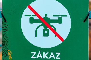 Kamu parkında kırmızı yasak işareti olan İHA bölgesi işareti yok. 15 Mart 2025, Bohem İsviçre, Çek Cumhuriyeti.