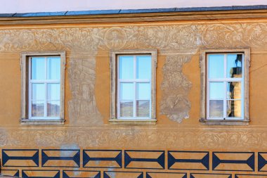 Pencereli ve dekoratif detaylarla mimari ön cephe üzerine tarihi duvar resmi. 16 Mart 2025, Hruba Skala Şatosu, Çek Cumhuriyeti.