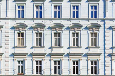 Klasik Avrupa konut binası cephesinin simetrik mimarisi. 19 Mart 2025, Karlovy Vary, Çek Cumhuriyeti.