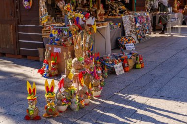 El yapımı şenlikli el sanatları ve dekorla renkli bir sokak sergisi. 18 Mart 2025, Karlovy Vary, Çek Cumhuriyeti.