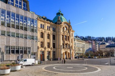 Karlovy 'nin şehir manzarasındaki tarihi mimari ve modern binalar çeşitlidir. 18 Mart 2025, Karlovy Vary, Çek Cumhuriyeti.