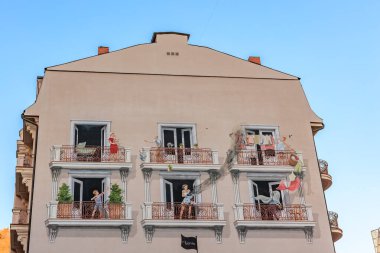 Şakacı balkon illüzyonlarıyla duvar resmi yap. 18 Mart 2025, Karlovy Vary, Çek Cumhuriyeti.
