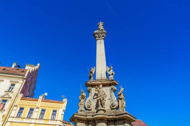 Açık mavi gökyüzü olan şehir meydanında tarihi barok sütunlar. 18 Mart 2025, Madalyon, Çek Cumhuriyeti.