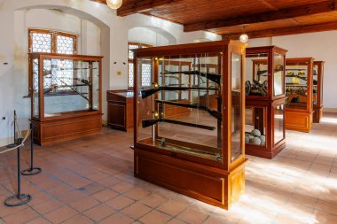 Ahşap müzede tüfek ve objelerle sergilenen tarihi silahlar. 18 Mart 2025, Madalyon, Çek Cumhuriyeti.