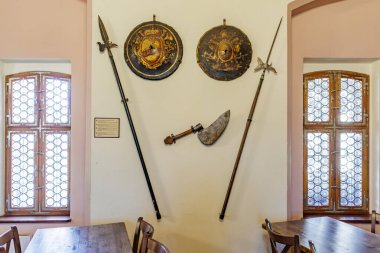 Duvarında kalkanlar ve mızraklar olan ortaçağ silahları sergileniyor. 18 Mart 2025, Madalyon, Çek Cumhuriyeti.