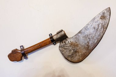 Duvarında tahta sapı olan eski bir satır. 18 Mart 2025, Madalyon, Çek Cumhuriyeti.