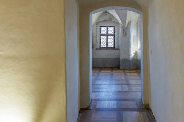 Kemerli kapı aralığı ve ahşap döşemeleri olan tarihi bir kale. 18 Mart 2025, Madalyon, Çek Cumhuriyeti.