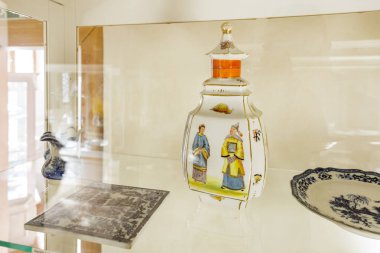 Cam dolapta, dekoratif seramik eserlerle birlikte antika porselen sergi. 18 Mart 2025, Madalyon, Çek Cumhuriyeti.