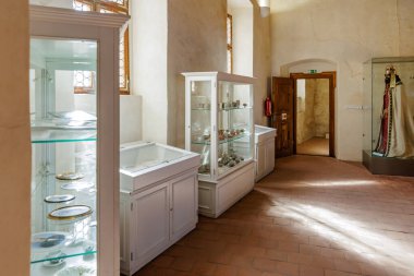 Sunlit Müzesi 'nin içinde sergi ve sanat eserleri var. 18 Mart 2025, Madalyon, Çek Cumhuriyeti.