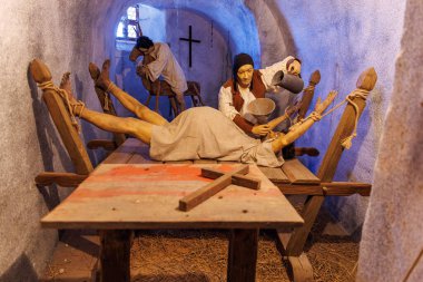 Ortaçağ işkence sahnesinde kadın ve erkek zindan düzenliyor. 18 Mart 2025, Madalyon, Çek Cumhuriyeti.