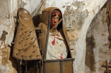 Çivili ve kanlı kadın mankenli korkunç demir bakire işkence aleti. 18 Mart 2025, Madalyon, Çek Cumhuriyeti.