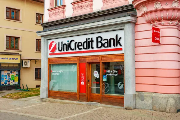 Tarihi mimarisi olan Avrupa şehir caddesinde Unicredit bankasının dış cephesi. 17 Mart 2025, Benesov, Çek Cumhuriyeti.