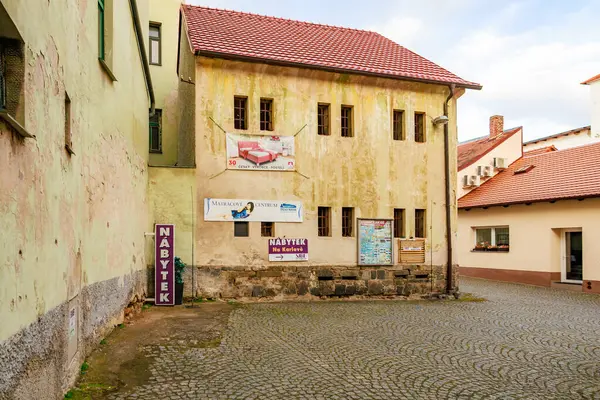 Tarihi czech avlusu yıpranmış binalar ve kaldırım taşı yolu. 17 Mart 2025, Benesov, Çek Cumhuriyeti.