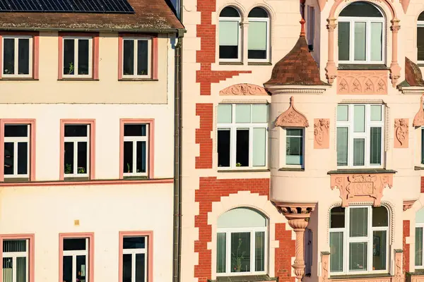 Mimari detaylarla modern ve tarihi bina cepheleri arasındaki zıtlık. 16 Mart 2025, Decin, Çek Cumhuriyeti.