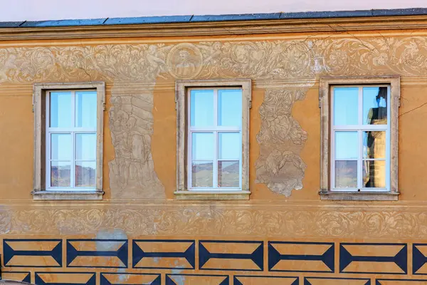 Pencereli ve dekoratif detaylarla mimari ön cephe üzerine tarihi duvar resmi. 16 Mart 2025, Hruba Skala Şatosu, Çek Cumhuriyeti.