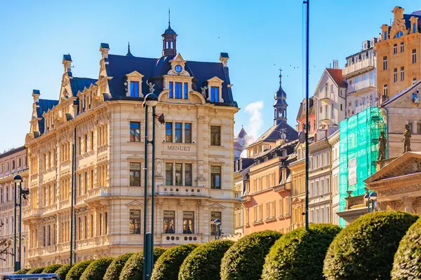 Karlovy 'deki tarihi Avrupai mimari açık gökyüzü altında çeşitlilik gösterir. 19 Mart 2025, Karlovy Vary, Çek Cumhuriyeti.