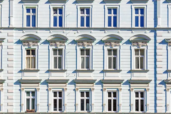 Klasik Avrupa konut binası cephesinin simetrik mimarisi. 19 Mart 2025, Karlovy Vary, Çek Cumhuriyeti.