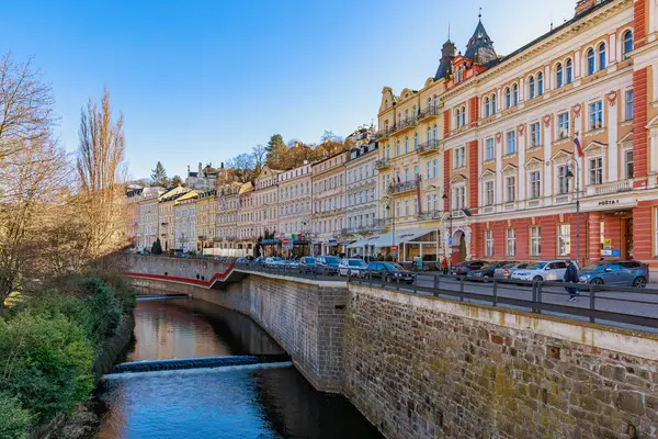 Karlovy 'nin nehir kıyısındaki farklı mimarisinin manzarası. 18 Mart 2025, Karlovy Vary, Çek Cumhuriyeti.
