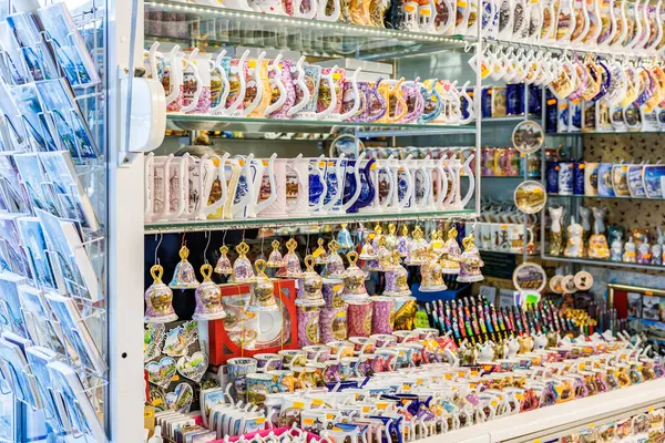 Hediyelik eşya ve koleksiyon eşyaları olan renkli bir hediyelik eşya dükkânı. 18 Mart 2025, Karlovy Vary, Çek Cumhuriyeti.