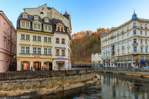 Karlovy 'deki nehir kenarındaki Avrupa mimarisi gün batımında farklılık gösterir. 18 Mart 2025, Karlovy Vary, Çek Cumhuriyeti.