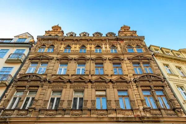 Açık mavi gökyüzü olan tarihi Avrupa mimarisi şehir ortamında. 18 Mart 2025, Karlovy Vary, Çek Cumhuriyeti.