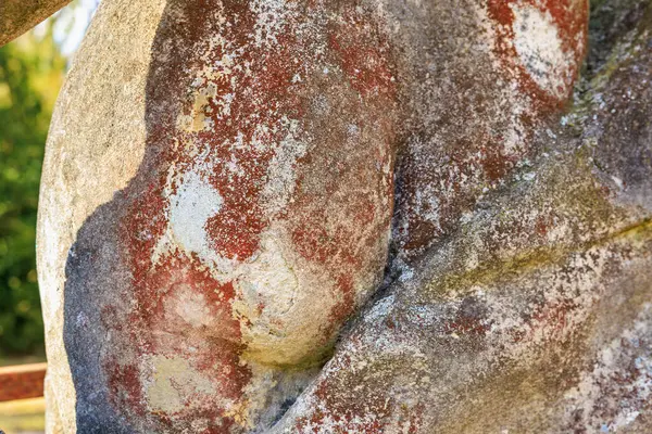 Doğal kırmızı ve beyaz desenli eskimiş taş dokusu. 17 Mart 2025, Konopiste Şatosu, Çek Cumhuriyeti.