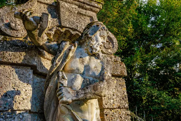 Sakallı savaşçının eski taş heykeli dışarıda büyük bir çekiç tutuyor. 17 Mart 2025, Konopiste Şatosu, Çek Cumhuriyeti.