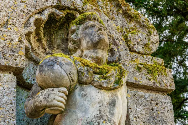 Doğal ortamında yosun olan antik taş heykel. 17 Mart 2025, Konopiste Şatosu, Çek Cumhuriyeti.