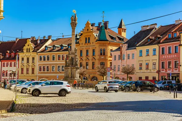 Güneşli bir günde barok mimarisi ve anıtı olan tarihi kasaba meydanı. 18 Mart 2025, Madalyon, Çek Cumhuriyeti.
