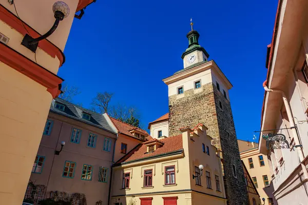 Güneşli bir günde tarihi Avrupa kasabasında ortaçağ saat kulesi. 18 Mart 2025, Madalyon, Çek Cumhuriyeti.