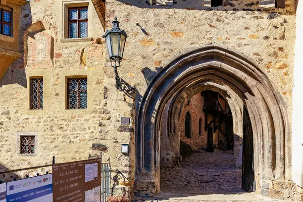 Ortaçağ Avrupa kale avlusunda tarihi taş kemer yolu. 18 Mart 2025, Madalyon, Çek Cumhuriyeti.