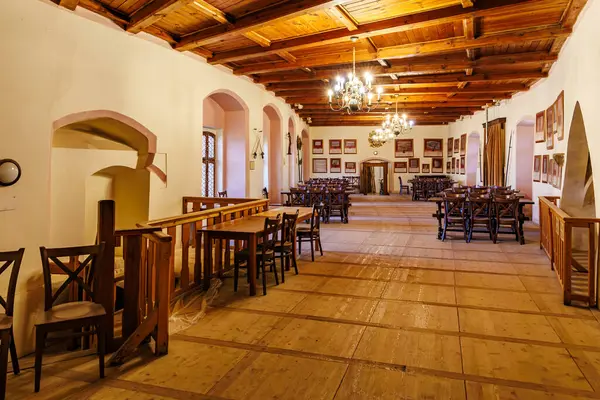 Ahşap tavanı ve klasik avize ışıklandırmasıyla taşralı yemek salonu. 18 Mart 2025, Madalyon, Çek Cumhuriyeti.
