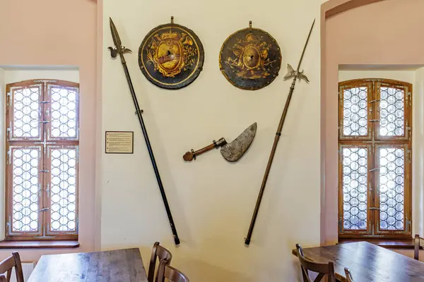 Duvarında kalkanlar ve mızraklar olan ortaçağ silahları sergileniyor. 18 Mart 2025, Madalyon, Çek Cumhuriyeti.