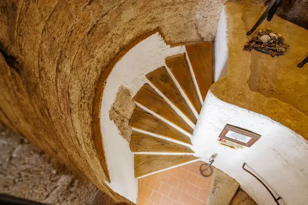 Kırsal taştan binaya inen dar sarmal merdiven. 18 Mart 2025, Madalyon, Çek Cumhuriyeti.