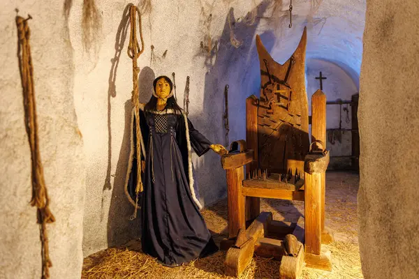 Ortaçağ işkence odası, siyah elbiseli kadın mankenlerle dolu. 18 Mart 2025, Madalyon, Çek Cumhuriyeti.